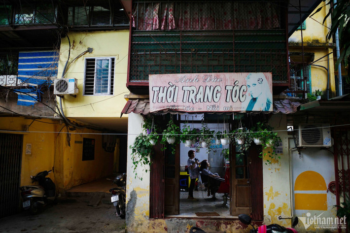 Thuê một căn tầng 1 tập thể để kinh doanh tiệm làm đẹp, chị Anh Đào phải trả mức giá 6,5 triệu đồng/tháng. Khi mở cửa hàng chị đã tự tay sơn, sửa, đi lại thiết bị điện và nội thất.