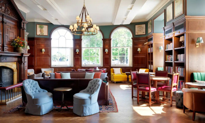 Thư viện có quản gia sách tại Cambridge. Cambridge không thiếu nơi đọc sách nhưng khách sạn University Arms của thành phố mang lại trải nghiệm đặc biệt. Du khách có thể ngủ trong các dãy phòng được đặt theo tên của các nhà văn có liên hệ với địa phương như Lord Byron và Christopher Marlowe, khám phá các giá sách do hiệu sách Heywood Hill tuyển chọn, nhâm nhi một ly Bloomsbury Boozer trong quán bar hoặc thưởng thức trà chiều trong thư viện đầy ắp sách của khách sạn. Kể từ tháng 12/2022, du khách có thể nhờ tới sự hỗ trợ của một “quản gia sách”, người sẽ cùng thảo luận về sở thích văn học, tác giả và chủ đề ưa thích để sau đó đưa một loạt đầu sách phù hợp đến phòng riêng cho khách. Ảnh: The Guardian.