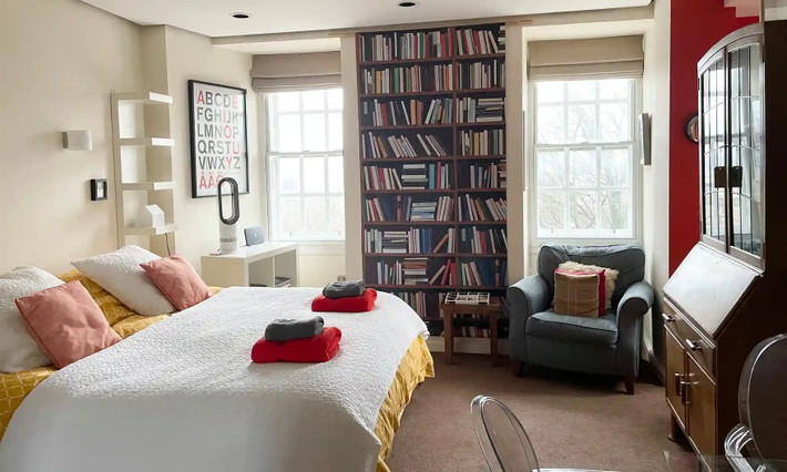 Nơi kể câu chuyện tại Edinburgh. Với khung cảnh của một chung cư cổ kính và tầm nhìn từ trên cao ra công viên Princes Street Gardens, căn hộ studio nhỏ ở Edinburgh này đáp ứng đủ nhu cầu cho một kỳ nghỉ cuối tuần như trong truyện cổ tích. Thuộc sở hữu của người đóng sách Rachel Hazell, nơi này được bày trí theo chủ đề sách, có tranh vẽ sách trên tường, giá sách chứa đầy tác phẩm văn học Scotland hiện đại và bàn viết. Căn hộ này nằm trong khu phố cổ và có vị trí tuyệt vời để khám phá Thành phố Văn học được Unesco công nhận. Bảo tàng Nhà văn ngay trước cửa và Thư viện Thơ ca Scotland ở ngay dưới chân đồi. Những người ít thời gian có thể đăng ký Chuyến tham quan dành cho những người yêu thích sách và tham quan nhiều địa điểm văn học của Edinburgh trong vòng 90 phút. Ảnh: The Guardian.