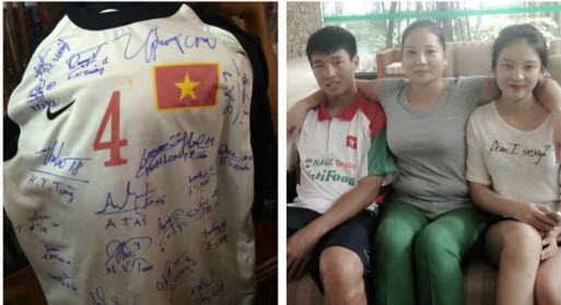Phương Anh chụp với với Tiến Dũng và người được cho là mẹ của cô. Bên cạnh là chiếc áo đấu được ký đủ tên của các thành viên tuyển U19 Việt Nam.