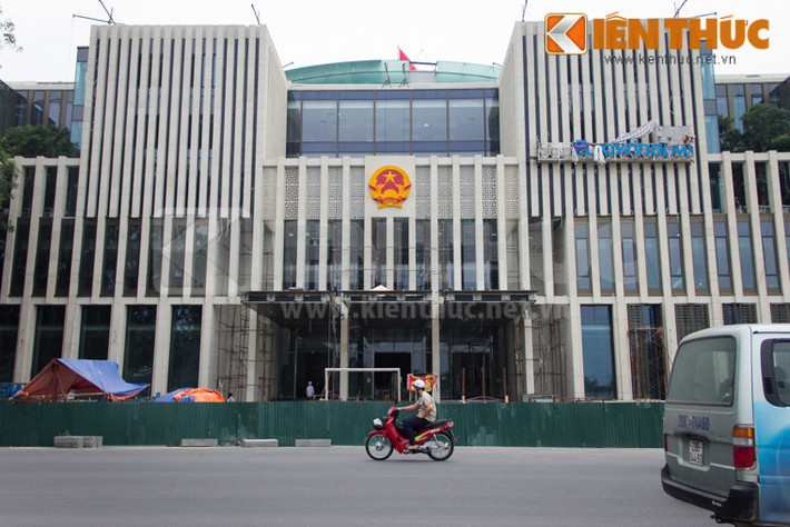 Ảnh chụp trực diện mặt trước Nhà Quốc hội mới. Quốc huy được gắn tại vị trí trang trọng nhất ngay lối cửa ra vào.