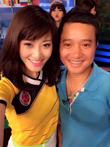 Những hình ảnh Jenny Linh xuất hiện trong chương trình của đài VTV và những bức ảnh "tự sướng" với các khách mời là những danh thủ bóng đá nổi tiếng, đưa cô nàng nổi tiếng trên mạng xã hội.