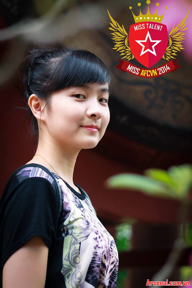 Nhật Lệ là fan ruột của CLB Arsenal cũng như đội tuyển Việt Nam. Nhật Lệ còn Á khôi 1 cuộc thi Người đẹp của hội cổ động viên Arsenal tại Việt Nam.