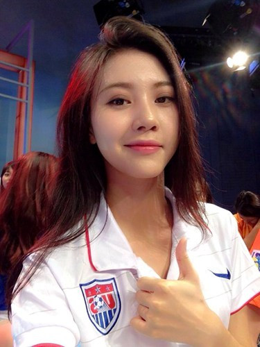 Những hình ảnh của Ngọc Châm cùng bạn bè, đồng nghiệp trong chương trình được phát sóng trên đài VTV và lan truyền trên mạng xã hội gây nên một cơn sốt thời điểm World Cup diễn ra.