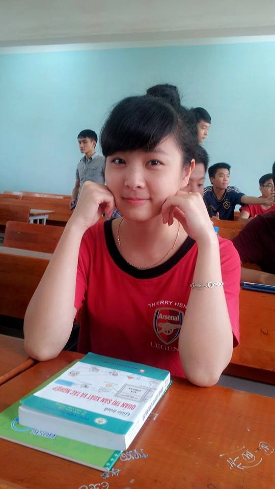 Được biết Nhật Lệ quê Thanh Hóa và là sinh viên Học viện Tài chính, Hà Nội.