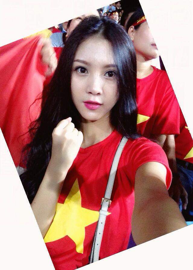 Giống như nhiều hot girl khác, vừa qua Ngọc Châm cũng cổ vũ rất nhiệt tình cho tuyển U19 Việt Nam. Những hình ảnh cô nàng chụp tại sân vận động Mỹ Đình, cùng không khí sôi động nhận được lượng like khủng từ bạn bè, cư dân mạng yêu quý cô.