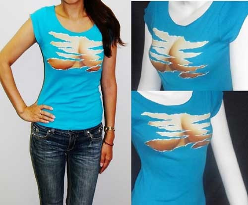 Kiểu dáng áo cho nữ giữ nguyên thiết kế cổ tròn áo pool truyền thống, chất liệu cotton và điểm nhấn nằm ở phần hình in trước ngực. Hình in 3D, tạo ảo giác cho cảm tưởng như chiếc áo bị rách phần ngực.