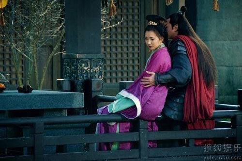 Tuy nhiên, do tính chất dã sử, Tam Quốc diễn nghĩa đề cập rất ít về xuất thân, gia quyến của Quan Vũ. Đến nay, vợ của Quan Vũ là ai vẫn là một câu hỏi chưa có lời giải. Các câu chuyện dân gian và kinh kịch, tuồng, phim ảnh của Trung Hoa, thường gắn liền mối quan hệ giữa Quan Vũ và nàng Điêu Thuyền xinh đẹp. Trong vở tuồng nổi tiếng có từ thời Nguyên "Quan đại vương nguyệt hạ trảm Điêu Thuyền" miêu tả, sau khi Lã Bố bị giết chết, Trương Phi đã cướp được Điêu Thuyền, mang về tặng cho nhị ca. Quan Vũ mặc dù say đắm vẻ đẹp của nàng nhưng nghĩ lại tự cổ chí kim, bao nhiêu anh hùng đã phải bỏ mạng, sự nghiệp tiêu tán vì "hồng nhan họa thủy" này, bèn nén sự tiếc nuối tuốt gươm chém Điêu Thuyền.