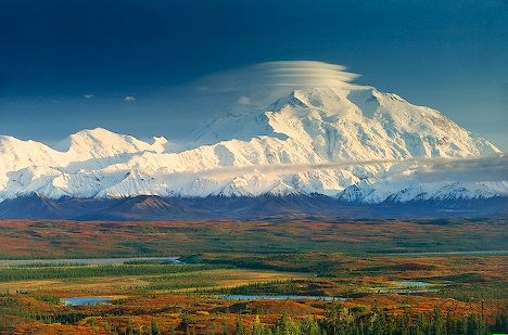 8. Rộng lớn, lạnh lẽo và hoang vu, vùng đất Alaska ở Bắc Mỹ là một nơi vừa đẹp vừa đáng sợ. Những người đã xem qua bộ phim "Tìm trong hoang dã" (tên gốc: "Into the Wild") chắc chắn phần nào hiểu được thực tế đó. Alaska là sự kết hợp của thiên nhiên hùng vĩ và tươi đẹp tuyệt đối, cùng khí hậu khắc nghiệt. Cũng chính bởi sức quyến rũ chết người ấy mà nơi này đã trở thành điểm đến hàng đầu cho những người thích du lịch mạo hiểm. Ảnh: alaskainpictures.