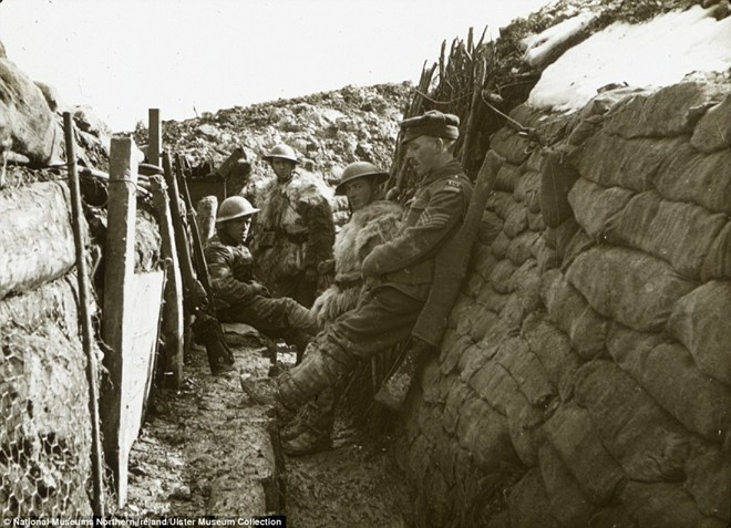 Binh sĩ nằm la liệt trên boong tàu khi di chuyển từ thành phố Southampton, Anh tới Boulogne, Pháp, ngày 4/10/1915.