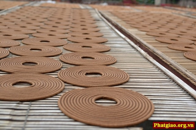 Tuy nhiên, kích cỡ và mùi hương sẽ phụ thuộc vào từng thợ, đặc biệt là cách pha chế thảo mộc và keo kết tinh.