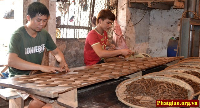 Đặc điểm của hương vòng là không có lõi, đòi hỏi chất keo kết dính phải tăng lên. Nén hương vòng to, nhỏ phụ vụ đúng, đủ người tiêu dùng. Có loại cháy liên tục 12h, 24h, 72h, 1 tháng...mới tàn. Mỗi sản phẩm có 12 vòng, mỗi vòng có đường kính là 4mm.