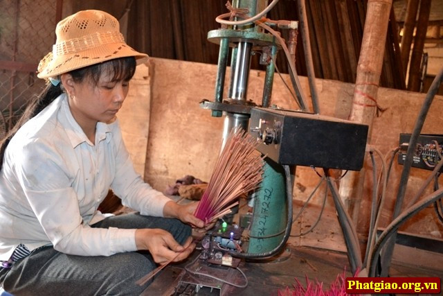 Người dân thôn Cao bây giờ làm hương bằng máy với công nghệ mới. Cho tăm và nguyên liệu vào máy sẽ tự động gắn kết vào nhau thành cây hương. Một ngày có thể làm được hơn một vạn cây hương, tiết kiệm được rất nhiều sức lao động.