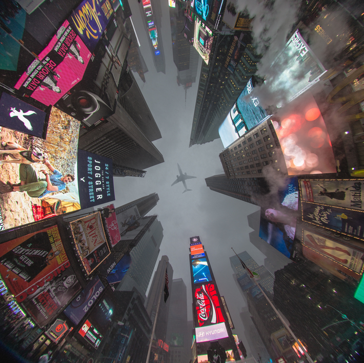 Một góc nhìn khó quên từ bên dưới. Quảng trường Thời đại, New York, Mỹ.
