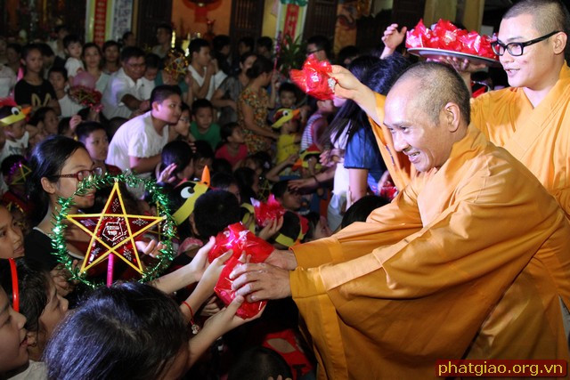 Cuối buổi lễ, các chư Tăng chùa Duệ Tú cùng đại diện các cấp lãnh đạo quận, phường đã dành những phần quà cho tất cả các em nhỏ. Đây là chương trình hoạt động thường niên đầy ý nghĩa tại chùa Duệ Tú, nhằm tạo sân chơi bổ ích cho các em nhỏ đồng thời động viên tinh thần các em chuẩn bị bước vào năm học mới. Ảnh: Chư Tôn đức phát tặng quà.