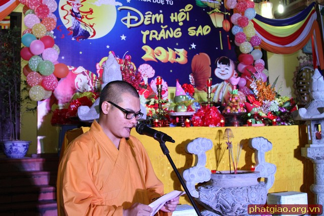 ĐĐ.Thích Chân Tín - Chánh văn phòng Ban HDPT TW - Chánh đương gia chùa Duệ Tú phát biểu khai mạc.