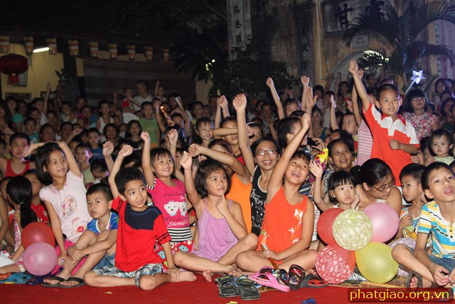 Nụ cười tươi vui của các em thiếu nhi.