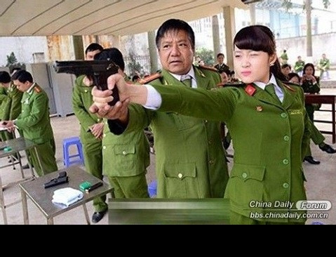 Trang China Daily cũng từng chia sẻ những bức ảnh nữ học viên cảnh sát Việt Nam trong giờ tập bắn súng ngắn và khen ngợi họ như những "diễn viên có vẻ ngoài quá xinh đẹp".