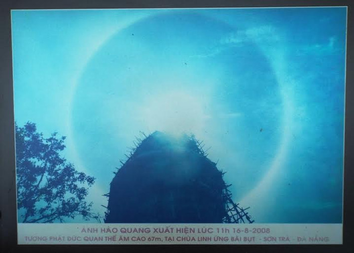 Nhưng Linh Ứng Tự Bãi Bụt là ngôi chùa to nhất, mới nhất và đẹp nhất trong 3 ngôi chùa kể trên. Được khởi công vào ngày 19/6/2004 âm lịch, sau 6 năm xây dựng ngày 30/7/2010 (nhằm ngày 19/6 năm Canh Dần) chùa chính thức khánh thành giai đoạn đầu trên khu đất rộng 20 ha với những hạng mục chánh điện, nhà tổ, giảng đường, tăng đường, thư viện, nhà ăn, vườn tượng các vị la hán và hiện đang xây dựng những công trình theo kế hoạch. Ảnh: Ánh hào quang xuất hiện lúc 11h ngày 16/8/2008.