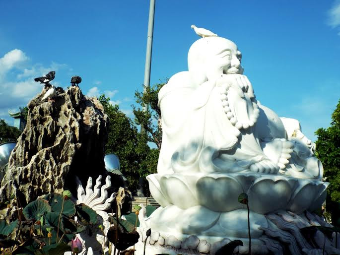 Điểm nổi bật của ngôi chùa này là tượng Phật Bà Quan Âm lộ thiên tọa lạc trên ngọn đồi cao hơn 100 m, nhìn về Tổ đình Linh Ứng Ngũ Hành Sơn. Điểm nhấn quan trọng của Chùa Linh Ứng Bãi Bụt là tượng Phật Quan Thế Âm được xem là cao nhất Việt Nam (67m). Tượng đứng tựa lưng vào núi mặt hướng ra biển, một tay bắt ấn tam muội, tay kia cầm bình nước cam lồ như rưới an bình cho những ngư dân đang vươn khơi xa, mang theo bao lời cầu mong về một vụ mùa sóng yên biển lặng và quốc thái dân an. Công trình hoành tráng này do điêu khắc gia Thụy Lam và điêu khắc gia Châu Viết Thạnh thi công. Cảnh quan gian chính điện kết hợp với bức tượng Phật Quan Thế Âm tạo nên một bức tranh toàn cảnh linh thiêng, thanh tịnh mà tao nhã như chốn bồng lai.