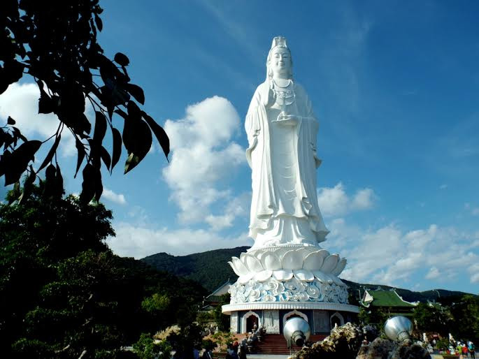 Chùa Linh Ứng Bãi Bụt cách trung tâm thành phố Đà Nẵng 10 km về phía Đông Bắc, ở độ cao 693m so với mực nước biển. Ngôi chùa nằm trên bán đảo Sơn Trà, thuộc quận Sơn Trà (thành phố Đà Nẵng), do Hòa thượng Thích Thiện Nguyện trụ trì. Đây là một trong ba ngôi chùa cùng mang tên Linh Ứng ở Đà Nẵng. Có thể do chữ “duyên” mà cả ba ngôi chùa đều được tọa lạc trên những vị thế đắc địa, tạo thành một tam giác tâm linh trong thành phố Đà Nẵng. Đó là chùa Linh Ứng Non Nước, nằm trên hòn Thủy sơn của 1 trong 5 ngọn núi Ngũ Hành Sơn. Chùa Linh Ứng Bà Nà, nằm trên độ cao trên một nghìn mét so với mực nước biển. Ảnh: Tượng Phật Bà Quan Thế Âm cao 67m.