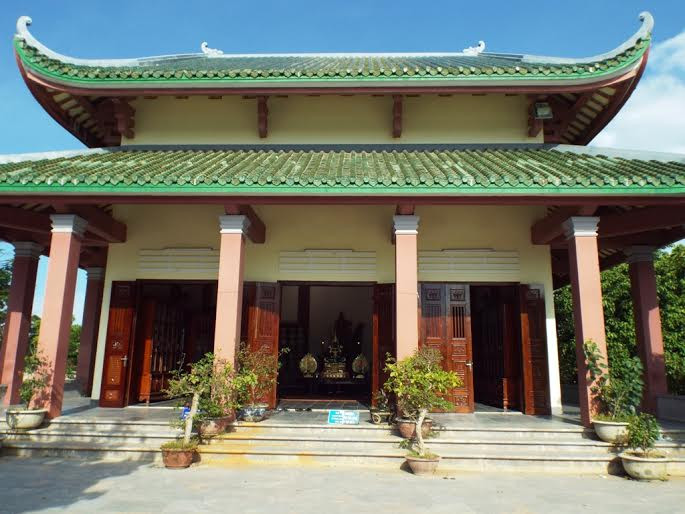 Ngôi chánh điện có mái lợp ngói uốn cong hình rồng, cột to vững chắc, bao quanh bởi những con rồng uốn lượn rất tinh xảo. Chính giữa thờ tượng Phật Bổn Sư Thích Ca Mâu Ni, bên phải thờ Quan Thế Âm Bồ Tát, và bên trái thờ Địa Tạng Vương Bồ Tát, cả ba pho tượng đều được làm bằng đồng. Bốn vị Thần Long Hộ Pháp cùng 18 vị La Hán được sắp xếp thành hai hàng hai bên đường theo một quy luật, bảo vệ cho chính điện. Mỗi vị có thần thái, cung bậc cảm xúc khác nhau nên sinh động vô cùng. Hoà thượng Thích Thiện Nguyện cho biết thêm, sau lễ khánh thành giai đoạn đầu sẽ tiếp tục xây dựng thêm nhiều hạng muc, dự kiến sẽ kéo dài trong 4 năm nữa mới hoàn nguyện.