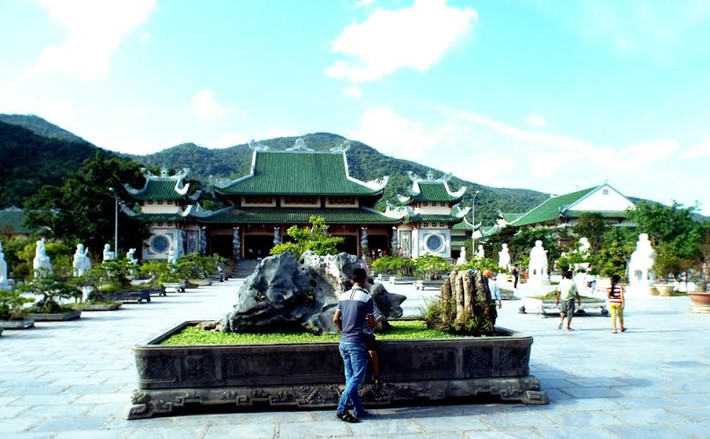 Chùa Linh Ứng Bãi Bụt được xây dựng trong một quần thể du lịch mới hình thành của thành phố Đà Nẵng, ở một địa điểm đắc địa nhất khu vực này. Địa thế của chùa linh Ứng – Bãi Bụt được xem là nơi giao hòa giữa núi sông, biển trời, và cũng là nơi hội tụ linh khí đất trời và lòng người. Với lối kiến trúc độc đáo, phong cảnh núi non, sơn thủy hữu tình, ngôi chùa đã trở thành nơi chiêm bái, sinh hoạt, tu học của tăng ni, phật tử. Sự ra đời của chùa Linh Ứng đã một lần nữa khẳng định chính sách tôn trọng tự do tín ngưỡng của Đảng và Nhà nước ta. Đồng thời góp phần tôn thêm những giá trị văn hóa truyền thống của dân tộc. Ảnh: Tiền sảnh.