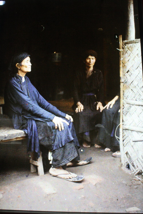 Bà đồng ở nông thôn.