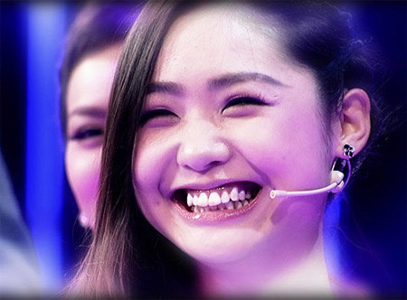 Yang Pei là cô gái xinh đẹp sinh năm 1990. Cô không may mất đi hai cánh tay của mình sau một tai nạn kinh hoàng từ điện cao thế năm 9 tuổi.