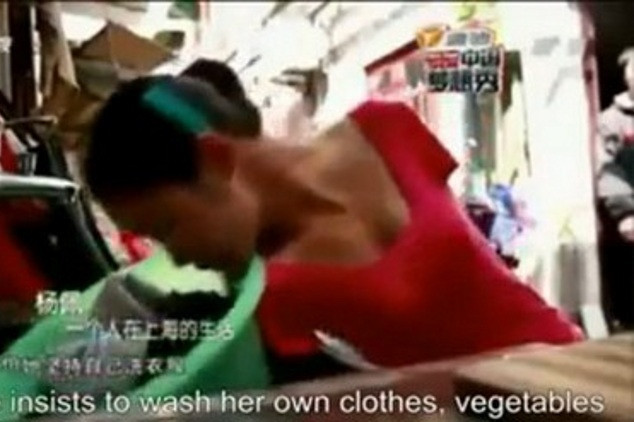Không có tay nhưng Yang Pei vẫn có thể tự chăm sóc tốt cho bản thân. Những công việc như giặt giũ, nấu ăn... nàng thiên thần với đôi chân vẫn có thể tự mình thực hiện tất cả.