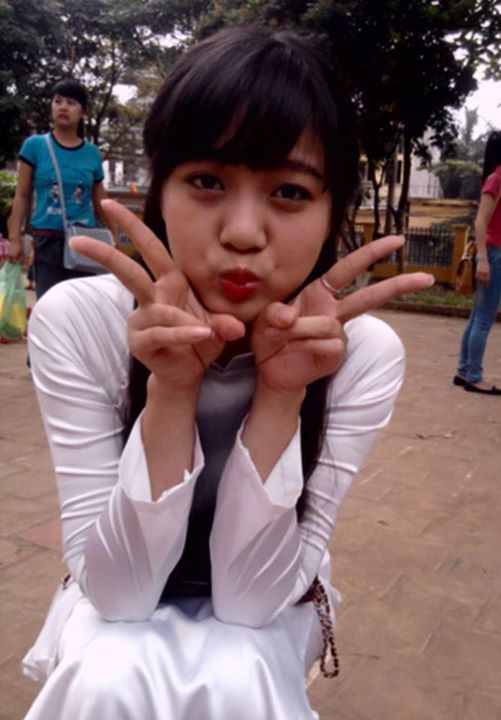 Tham gia Duyên dáng Sư phạm 2013, cạnh tranh với các "cô giáo tương lai" khác, Thu Hoài trở nên nổi bật không chỉ nhờ ngoại hình mà còn bởi sự thông minh, sắc sảo.