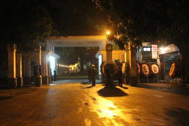 05h00 trước cổng Nhà tang lễ quốc gia số 5 Trần Thánh Tông.