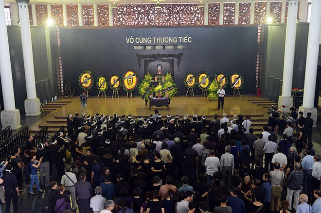 Đoàn xe đưa linh cữu Đại tướng Võ Nguyên Giáp xuất phát từ Nhà tang lễ số 5 Trần Thánh Tông