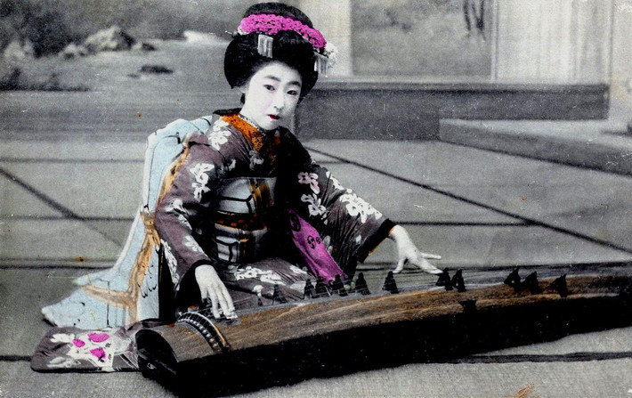 Họ ví làn môi của Geisha như những cánh hoa và trái quả chín mọng.