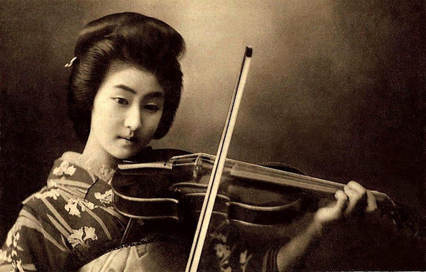 Đôi môi: Đây là bộ phận trên gương mặt Geisha được các nhà thơ Nhật Bản vô cùng hâm mộ, mê mẩn.