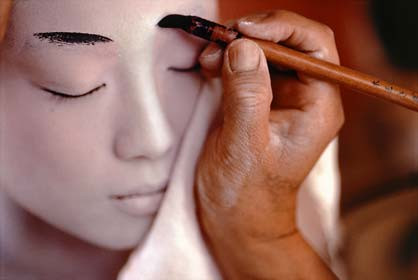 Vì thế, các Geisha đã vẽ lông mày hình vòng cung và tô đen thật đậm.