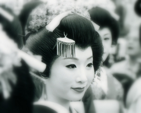 Để giữ cho thân thể của mình được hoàn hảo, Geisha đã dùng những loại mặt nạ bôi khác nhau và các hợp chất làm mịn từ đất sét, dầu thực vật và muối biển.