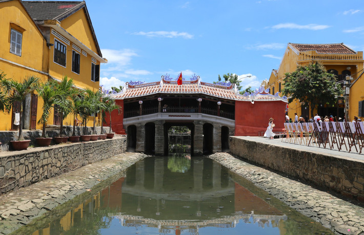 Cuốn sách hình thành trên cơ sở tổng hợp biên soạn hệ thống tư liệu lưu trữ, kết quả nghiên cứu khảo sát và các ghi chép tại hiện trường trong suốt quá trình tu bổ, mong muốn chia sẻ kinh nghiệm, trao đổi thông tin liên quan để hiểu thêm về công tác tu bổ di tích Chùa Cầu nói riêng và hoạt động tu bổ, bảo tồn di tích Hội An nói chung.