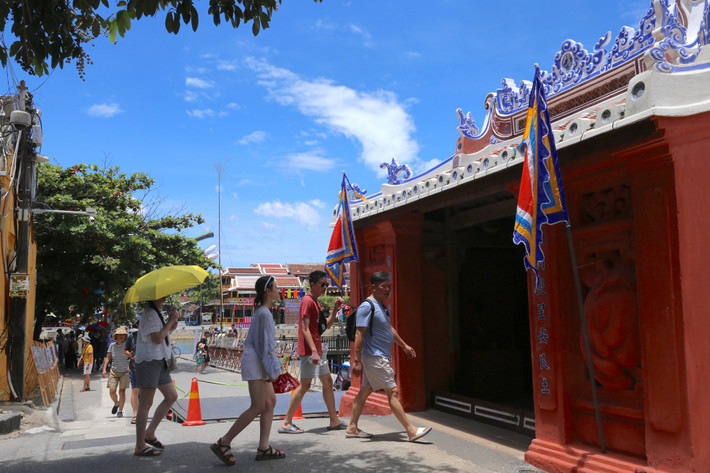 Trước cổng ra vào di tích cũng được cắm cờ hội rực rỡ.