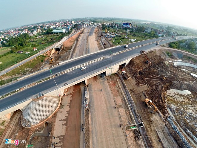 Đoạn qua xã Mai Đình (Sóc Sơn, Hà Nội) gần quốc lộ 18 từ Hà Nội đi Quảng Ninh, công trường còn đang ngổn ngang.