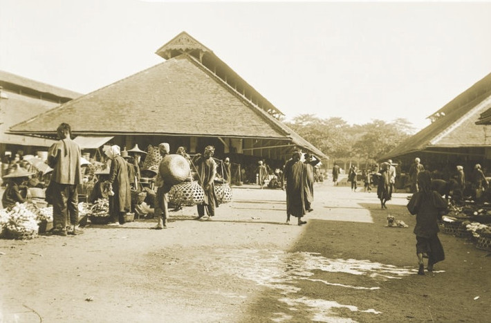Năm 1912, Chợ Mới (chợ Bến Thành) được hãng thầu Brossard et Mopin khởi công xây dựng sau khi trúng thầu với giá trị xây dựng là 975.000franc và hoàn thành vào tháng 3/1914. Ngôi chợ mới này được hình thành để thay thế chợ cũ nằm trên đại lộ Charner, đường Nguyễn Huệ ngày nay, vốn đã cũ kỹ và có nguy cơ đổ sụp. Địa điểm được chọn nằm ở vị trí chợ Bến Thành hiện nay.