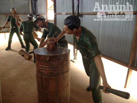 Một màn tra tấn kinh dị khác là tống tù nhân vào thùng phuy đầy nước, một tên ấn đầu xuống, một tên dùng vồ đập mạnh vào thành phuy. Tù nhân vừa sặc nước, vừa như vỡ tai, đầy đau đớn.