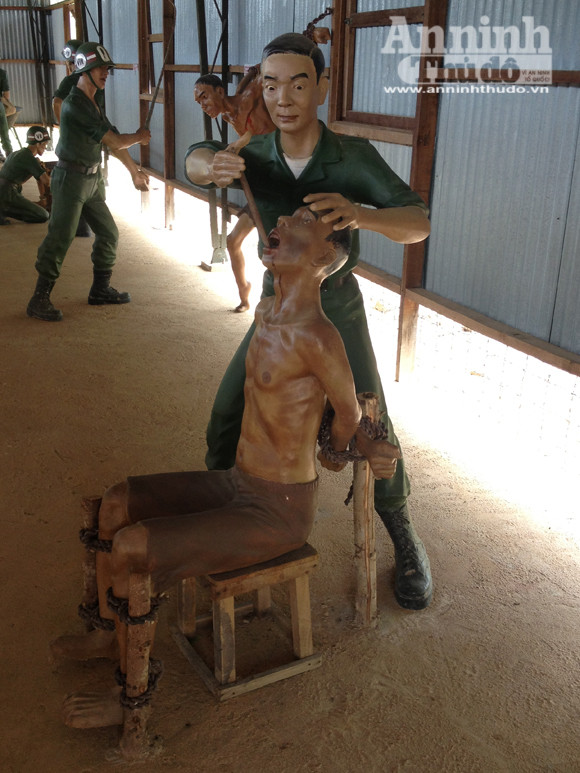 Man rợ dùng thanh gỗ để "đào" răng...