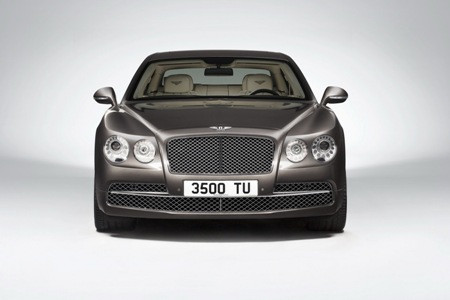 Continental Flying Spur được đánh giá là mẫu sedan hạng sang động cơ 12 xi-lanh thành công nhất trên thế giới và chiếm vai trò chủ chốt trong sự tái sinh của Bentley. Trong ảnh: Bentley Continental Flying Spur 2014