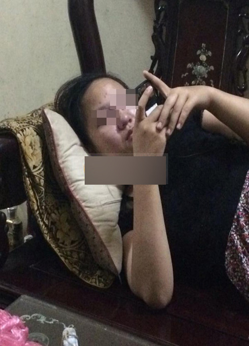 Trong một lần Giang A. gặp gỡ, ngồi nói chuyện với ông bà của chồng sắp cưới, cô có nhắc đến việc Tuyên A. không đi làm nên sẽ gặp khó khăn khi nuôi con. Từ câu nói này, Tuyên A. đâm ra thù hằn, tát cô ngay tại chỗ, hôm sau còn vờ gọi vợ sang nhà xin lỗi nhưng sau đó lại đánh đập dã man, không thương tiếc.