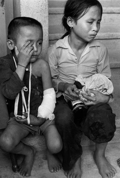 Hình ảnh 2 đứa trẻ bơ vơ khiến người xem không thể kìm lòng.