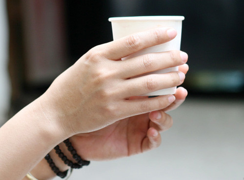 Nếu là một tín đồ của phượt và "văn hóa vỉa hè"... các cô gái hãy cùng bạn trai làm một "tour" trải nghiệm hè phố. Ở Hà Nội hay TP HCM, mọi thú vui của giới trẻ đều có thể dễ dàng tìm kiếm trên vỉa hè... từ ăn vặt, cafe bệt, trà chanh chém gió... đơn giản mà vẫn rất trẻ trung, quá chuẩn cho một ngày 20/10 ý nghĩa.