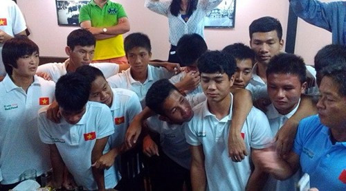 Trải qua một thời gian dài thi đấu tạo nhiều ấn tượng đẹp mắt, mới đây lứa cầu thủ Công Phượng, Tuấn Anh, Xuân Trường, Đông Triều... đã chính thức chia tay tuyển U19 Việt Nam. Sinh năm 1995 nên những cầu thủ này hiện tại đã bước sang lứa U21. Những bức ảnh chụp trong ngày chia tay cảm động của anh em U19 Việt Nam được khán giả nước nhà chia sẻ với nhiều cung bậc cảm xúc khác nhau.