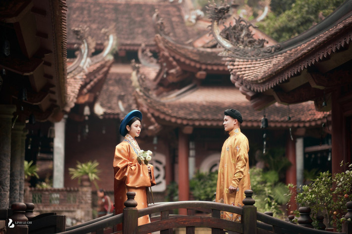 Nhân ngày ăn hỏi và đón dâu của Quang Hải - Chu Thanh Huyền thì nhiếp ảnh gia Linh Lê Chí đã tung ra trọn vẹn bộ ảnh cưới của cặp đôi đình đám. Hai vợ chồng chàng cầu thủ nổi tiếng chọn bối cảnh là một ngôi chùa cổ kính với những mái ngói rêu phong.