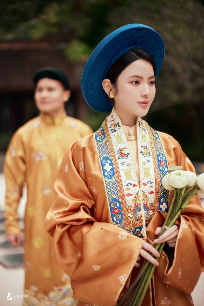 Nhìn vào những gì Quang Hải dành cho Chu Thanh Huyền trong bộ ảnh cưới, ai cũng thấy chàng cầu thủ nổi tiếng yêu chiều nửa kia như thế nào. Vốn là người nổi tiếng, đi đâu cũng là trung tâm chú ý nhưng khi chụp ảnh cưới, Quang Hải luôn lùi về phía sau để nhường Chu Thanh Huyền tỏa sáng.